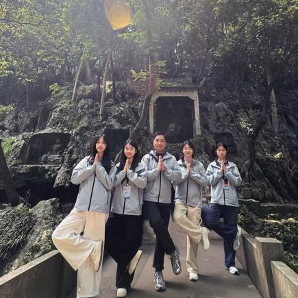 学生参访灵隐飞来峰景区中的灵隐寺和玉乳洞，认识西湖的人文景观