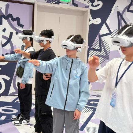 学生于灵隐元境进行VR体验，与虚拟的济公进行互动，了解VR技术及数字技术如何结合文旅发展