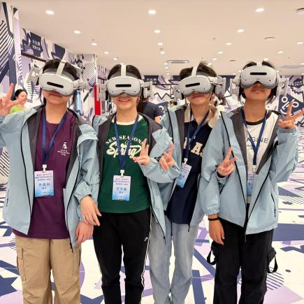 学生于灵隐元境进行VR体验，与虚拟的济公进行互动，了解VR技术及数字技术如何结合文旅发展