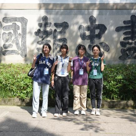 学生参访岳王庙，了解南宋抗金名将岳飞的事迹