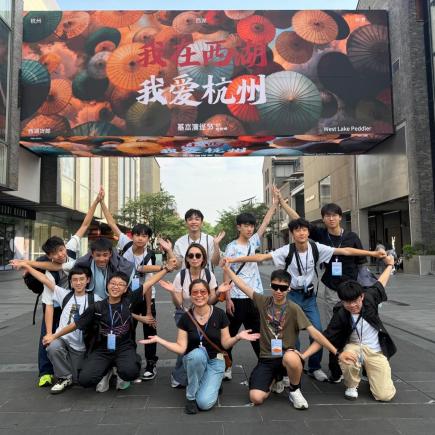 学生于湖滨路行人徒步区感受当地居民的生活文化、经济发展及其社会面貌