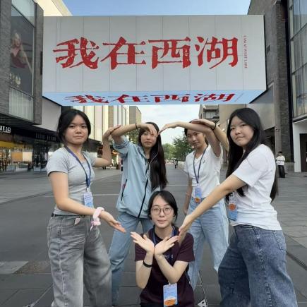 学生于湖滨路行人徒步区感受当地居民的生活文化、经济发展及其社会面貌