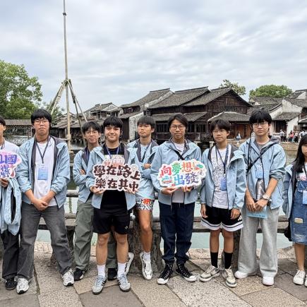 学生于乌镇东栅景区感受及认识乌镇水乡的面貌
