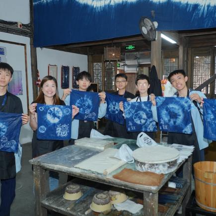 學生於烏鎮西柵景區體驗體驗藍印花布紮染，體會民間傳統工藝的匠心傳承