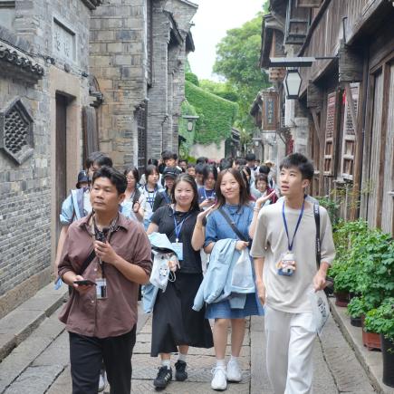 学生于乌镇西栅景区感受及认识乌镇水乡的面貌