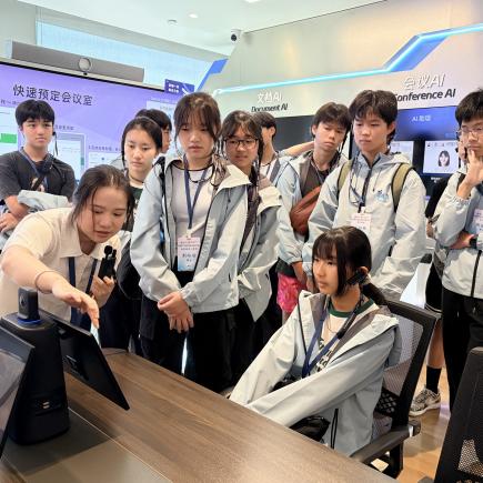 學生參訪阿里巴巴園區，了解國家科学生参访阿里巴巴园区，了解国家科技企业产品