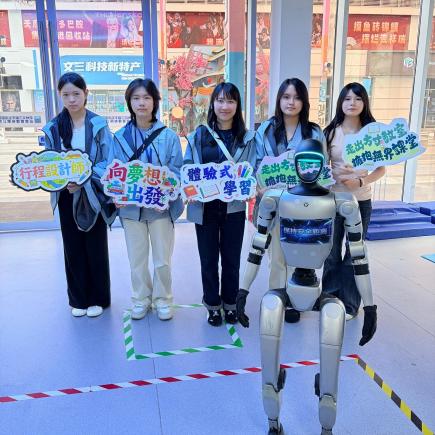 学生于文三数字生活街区接触不同类型的机器人，感受国家科技发展的成就