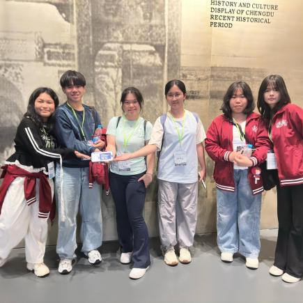學生在成都博物館完成沉浸式學習遊戲所有關卡。