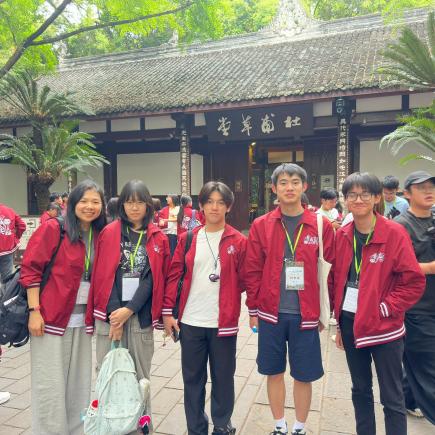 師生在杜甫草堂了解詩聖的生平及其對國家的貢獻。