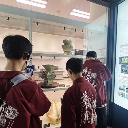 學生在三星堆修復館，了解文物修復的相關知識。