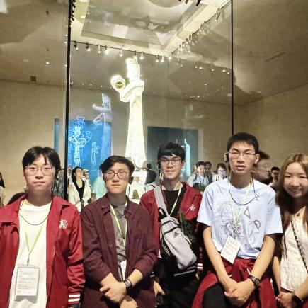 學生對三星堆博物館的展品大感興趣。