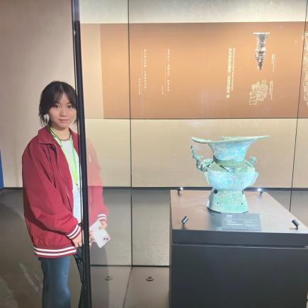 學生在三星堆博物館拍照留念。