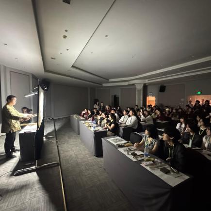 師生在酒店會議室欣賞非遺傳承人表演四川皮影戲。