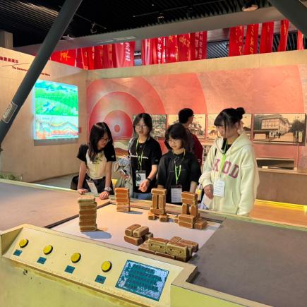 學生在映秀震中紀念館，參觀展覽和學習抗震救災歷史。