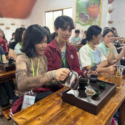 師生正在學習茶藝沖泡和品茶。