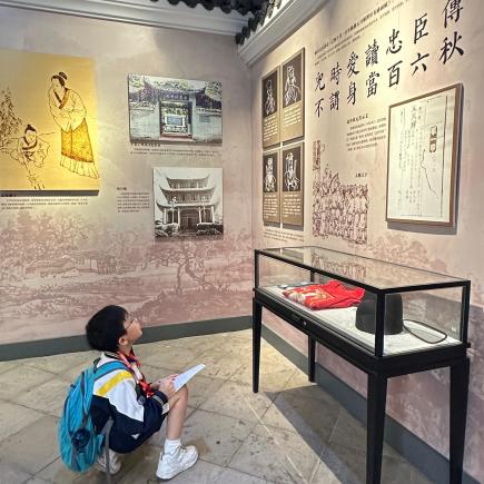 学生参观记载文天祥事迹的展板，幷摘录其中重点。