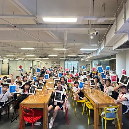 师生展示充满创意、色彩鲜明的作品。