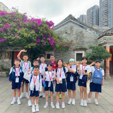 学生参访凤凰古村，认识岭南建筑特有的青砖黛瓦、石雕门框与坡屋顶。
