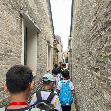 学生漫步于窄长的石板巷道，在炎热天气下感受一丝清凉，从而体会岭南建筑在布局与细节上的巧思。