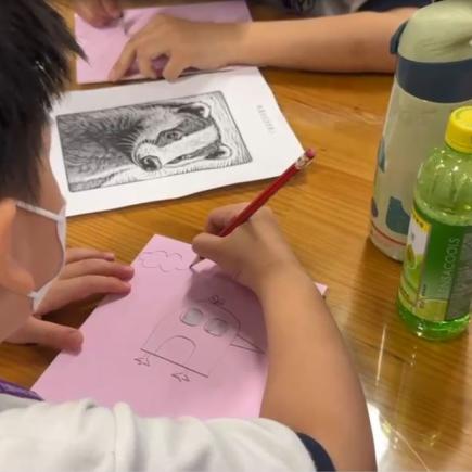 学生正发挥创意，在软塑版上构图。