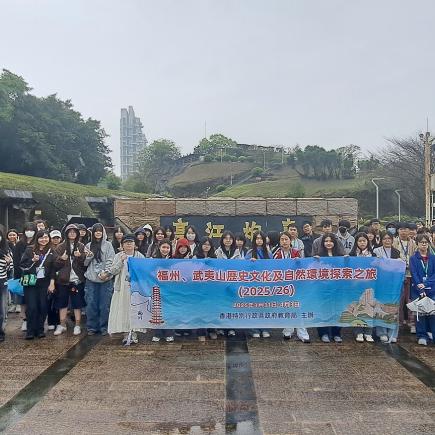 学生透过实地考察马江海战炮台遗址，了解炮台的防御作用。