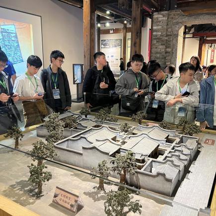 学生参访三坊七巷古建筑群，了解街区的记录保护案例与活化经验，认识福州现存规模较大，有「中国明清建筑博物馆」之称的古建筑特色。
