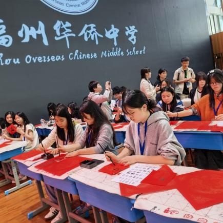 学生参访福州一所中学，参观校园设施，并与当地学生交流，分享两地文化特色。