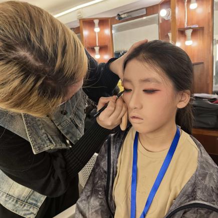 学生于观赏闽剧演出后，跟随演员学习身段唱腔、化妆服饰，亲身参与片段表演，感受闽剧的魅力。