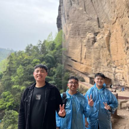 学生参访武夷山国家公园（大红袍景区），认识国家公园的地理特征及自然风貌。