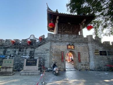 龍湖古寨